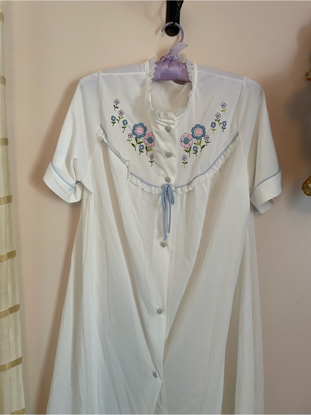 1970s White Nylon Embroidered Short Sleeve Robe w Blue Trim Knee Length